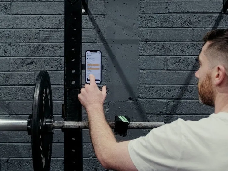 資料を使って説明している男性